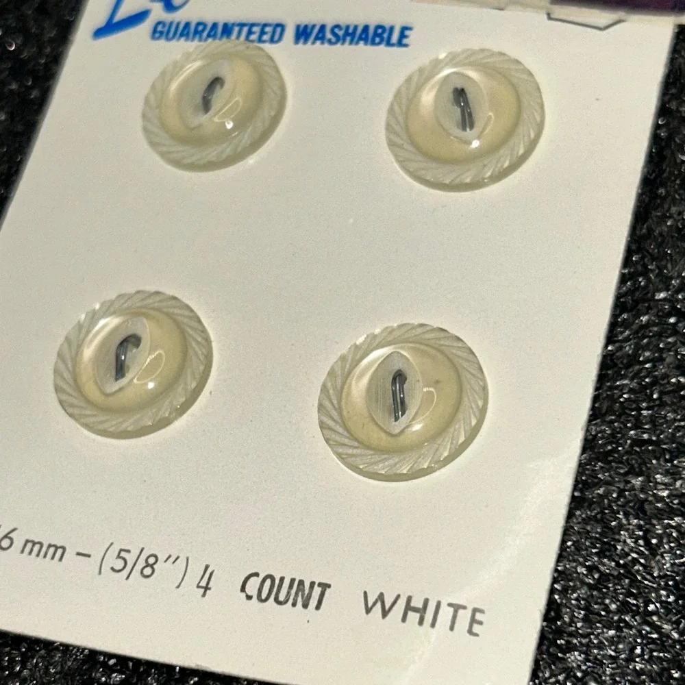 Le Bouton Vintage White Buttons Set of 12 Mixed Sizes 16mm 5/8 18‎ 7/16 Spain